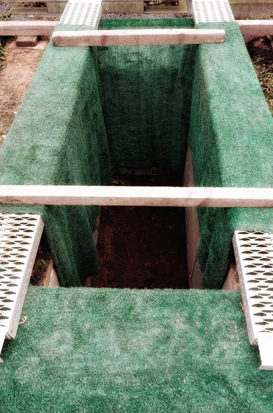 Grävd Grav Med Grönt Lock Tysk Kyrkogård — Stockfoto