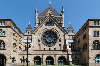 Parfümlü eski sinagog açık mavi gökyüzüne karşı güneşli bir günde
