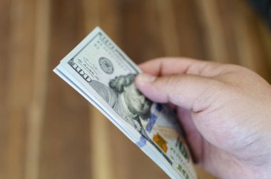 100 dolarlık banknotlar. Nakit. - Dolar. akış. para