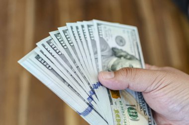 100 dolarlık banknotlar. Nakit. - Dolar. akış. para