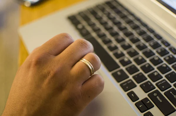 Kezeket Egy Noteszre Vagy Laptopra Dolgozom Tanulás — Stock Fotó