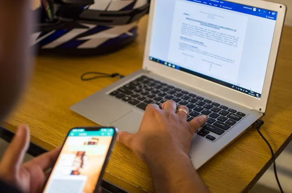 Kezeket Egy Noteszre Vagy Laptopra Dolgozom Tanulás — Stock Fotó