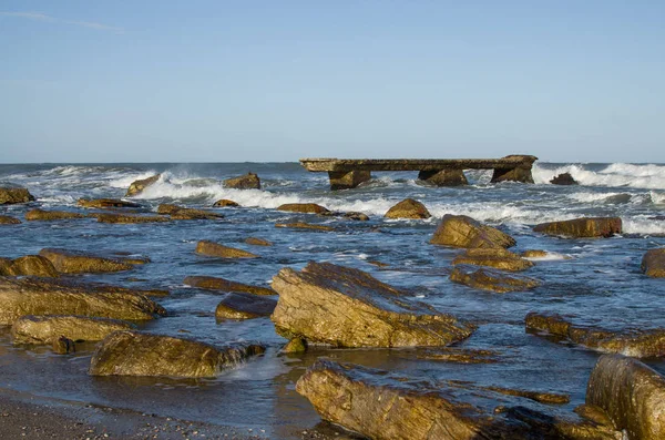 Paisaje Playa Con Muelle Roto Piedras —  Fotos de Stock