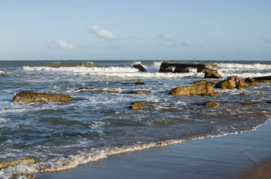 Kırık iskelesi ve taşları olan sahil manzarası