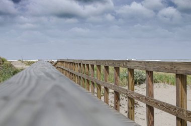 Sahile giden ahşap yol.