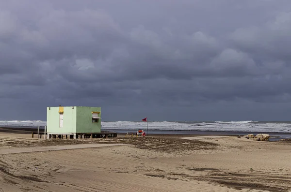 Scatola Bagnino Nella Giornata Tempestosa Sulla Spiaggia — Foto Stock