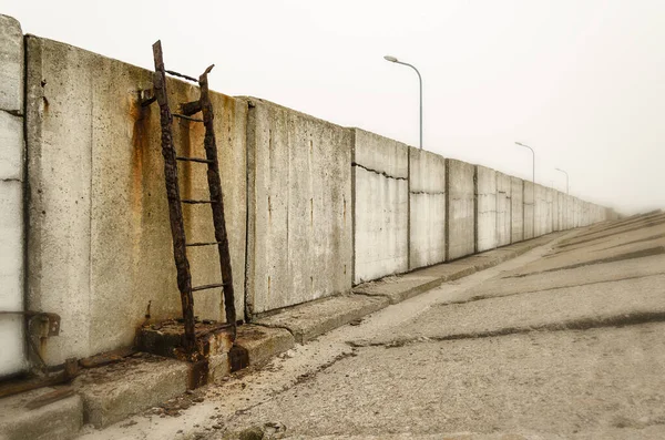 Rusty Kovový Žebřík Kamenném Molu — Stock fotografie