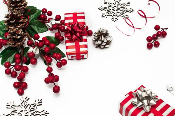Decoração Natal Cartão Natal Com Ramo Com Bagas Vermelhas Cones — Fotografia de Stock
