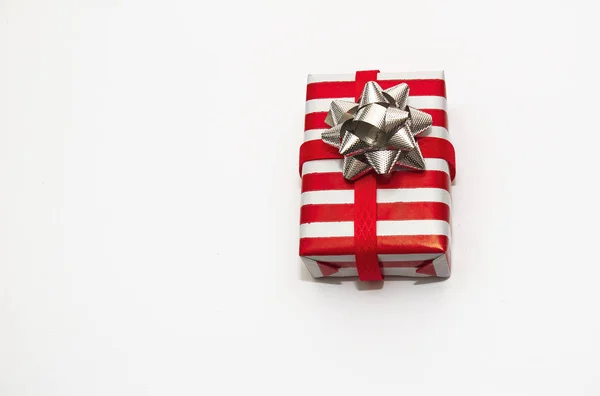 Caja Regalo Papel Rojo Blanco Con Cinta Roja Lazo Plateado —  Fotos de Stock