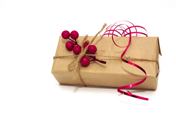 赤い装飾が施されたクラフト紙のギフトボックス 休日のためのギフト包装の概念 クリスマス 誕生日 バレンタインデー — ストック写真