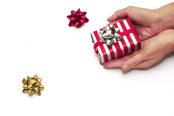 赤いリボンと銀の弓と赤と白の紙のギフトボックス 休日のためのギフト包装の概念 クリスマス 誕生日 バレンタインデー — ストック写真