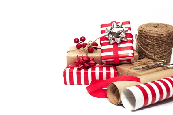 赤いリボンと銀の弓と赤と白の紙のギフトボックス 休日のためのギフト包装の概念 クリスマス 誕生日 バレンタインデー — ストック写真