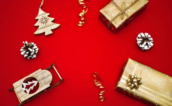 Деревянная Елка Сани Подарочные Коробки Золотой Бумаги Красном Фоне Рождественский — стоковое фото