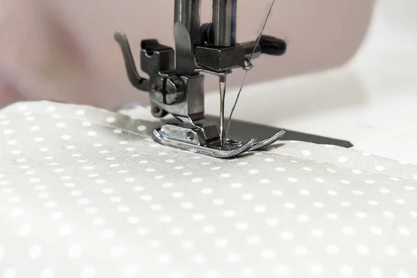 Máquina Costura Com Tecido Linha Fundo Gemido Fechar Copiar Espaço — Fotografia de Stock