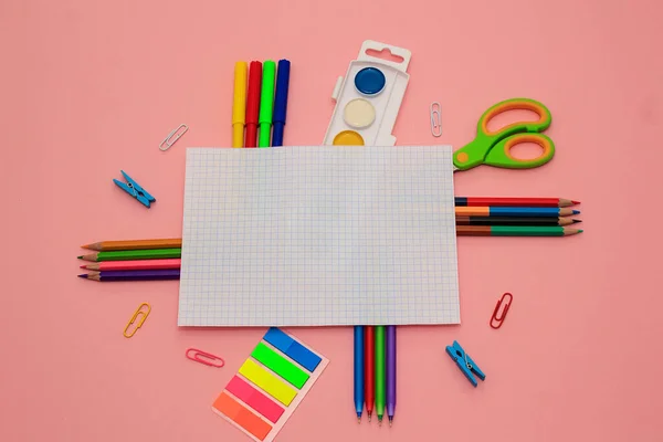 Accessoires Scolaires Crayons Stylos Calculatrice Trombones Papier Feutres Peintures Ciseaux — Photo