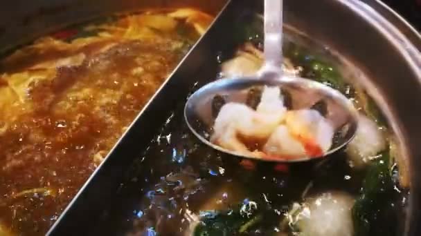 Powolny Film Wideo Gotować Krewetki Garnku Zupy Mięsem Warzywami — Wideo stockowe