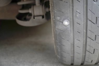 Lastiğin sıkıştığı yerde yakın plan lastikler patlak lastiklere neden olur..