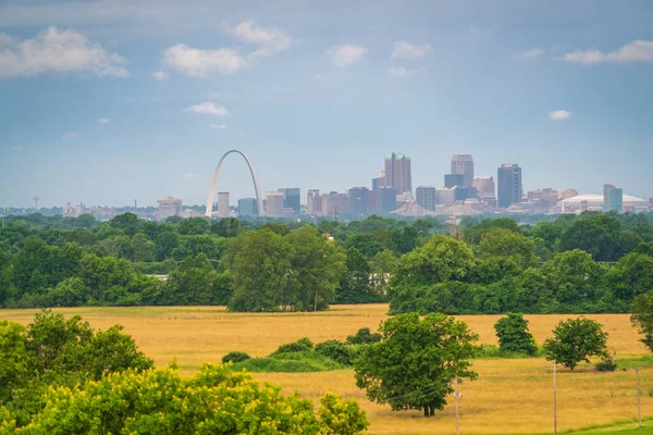 Cahokia Mounds Eyalet Tarihi Sitesi. St. Louis Kemeri de orada. — Stok fotoğraf