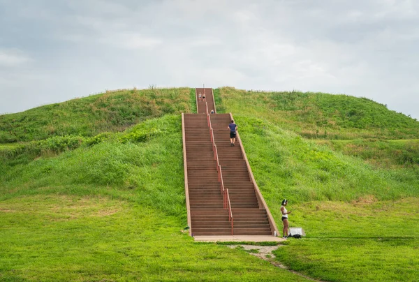 Cahokia Tepeleri Eyalet Tarihi Alanı 'nda merdivenler.