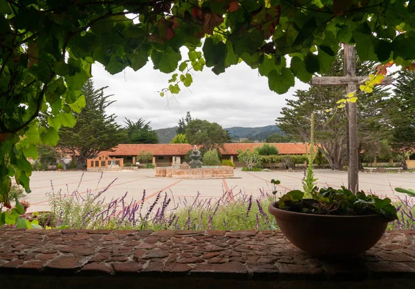 Vista al patio de la Misión Carmel — Foto de Stock