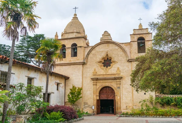 Η εξωτερική πλευρά της ιστορικής αποστολής Carmel — Φωτογραφία Αρχείου