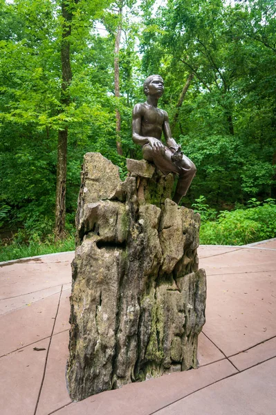 乔治 · 华盛顿 · 卡弗童年雕像在他的国家纪念碑 — 图库照片