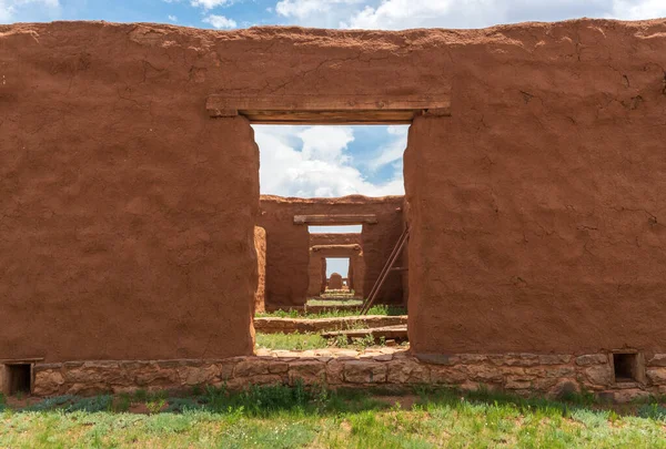 Dentro de las ruinas en el Monumento Nacional Fort Union — Foto de Stock