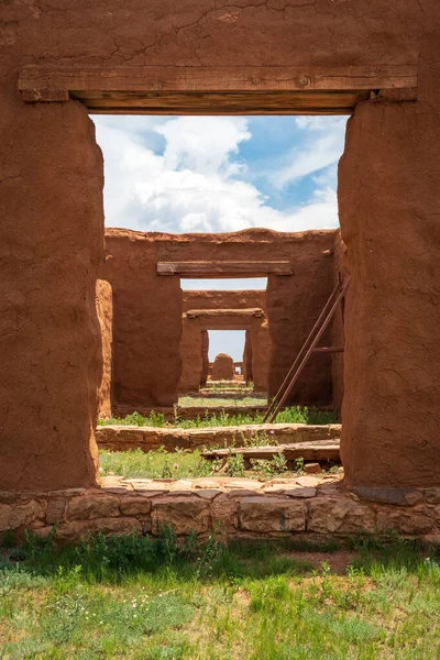 Dentro de las ruinas en el Monumento Nacional Fort Union — Foto de Stock