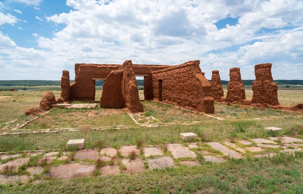 Pastizales y ruinas en el Monumento Nacional Fort Union — Foto de Stock