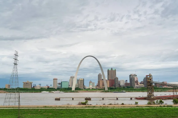 Geçit Arch Ulusal Parkı ve St. Louis Skyline — Stok fotoğraf