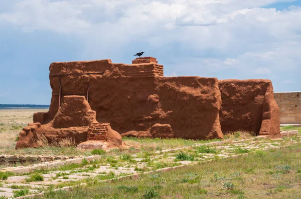 Ruinas de Adobe y Cuervo en el Monumento Nacional Fort Union — Foto de Stock