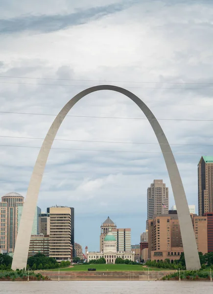 Geçit Arch Ulusal Parkı ve St. Louis Skyline — Stok fotoğraf