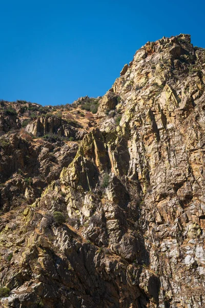 Felsige Berge am riesigen Mammutbaum-Nationaldenkmal — Stockfoto