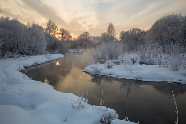 Pekhorka River med rimfrost på träden — Stockfoto