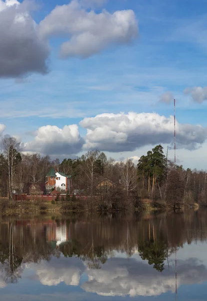 Vishnyakovsky 池塘巴拉希哈切尔纳夫卡河 — 图库照片