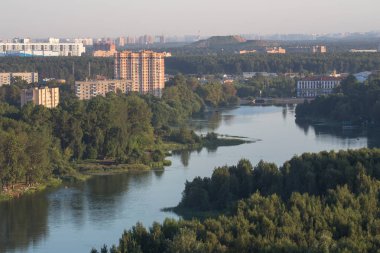 şehrin üzerinde uçan