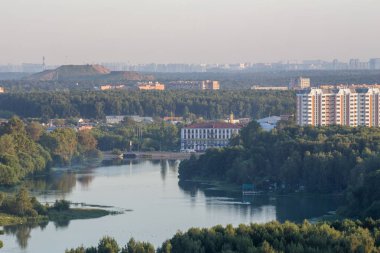 şehrin üzerinde uçan