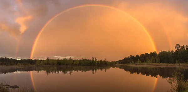 Sommerlandschaft, doppelter Regenbogen — Stockfoto
