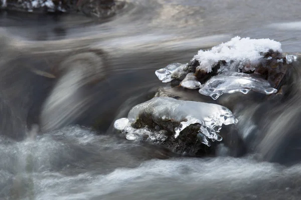 Schönes Eis auf dem Fluss — Stockfoto