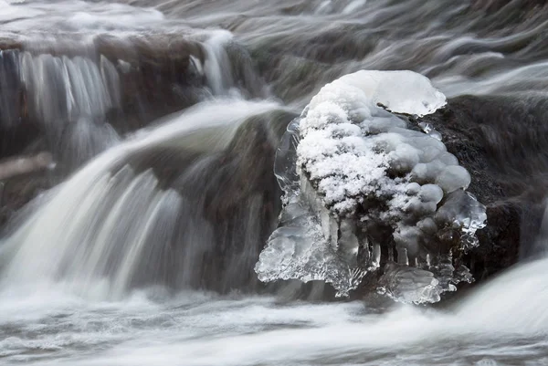 Schönes Eis auf dem Fluss — Stockfoto