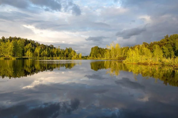 Gölün üzerinde gün batımı