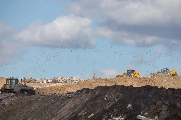 Die Deponierung von Siedlungsabfällen in Kuchino — Stockfoto
