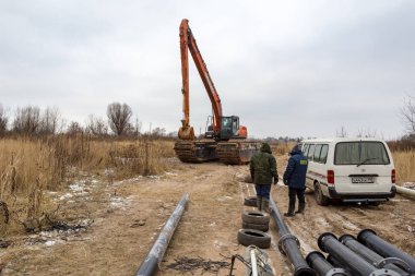 Ekskavatör Pekhorka kıyıya yüzen
