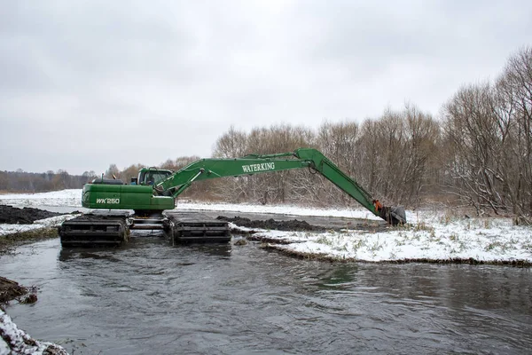 Reinigung des Pekhorka-Flusses vom Schlamm — Stockfoto