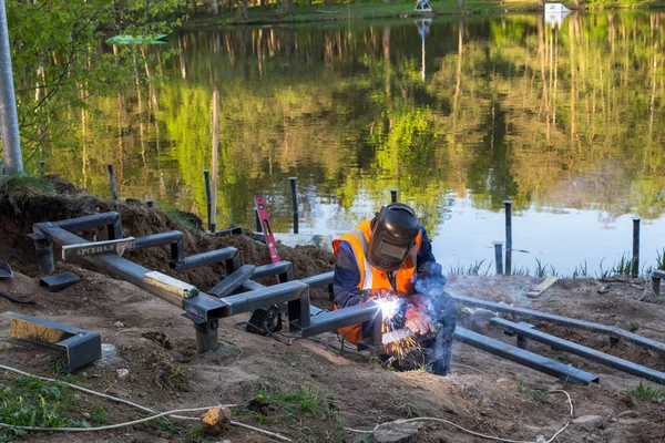 Elektroschweißen einer Metallleiter — Stockfoto