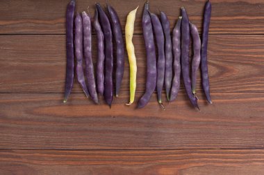 ahşap arka plan üzerinde mor çalı fasulyesi