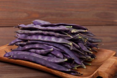 Ahşap ahşap arka plan tabağa mor dize fasulye