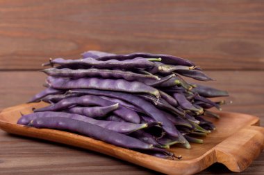 Ahşap ahşap arka plan tabağa mor dize fasulye