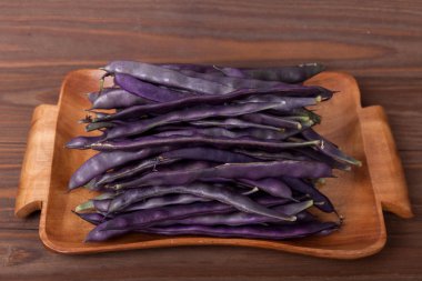 Ahşap ahşap arka plan tabağa mor dize fasulye