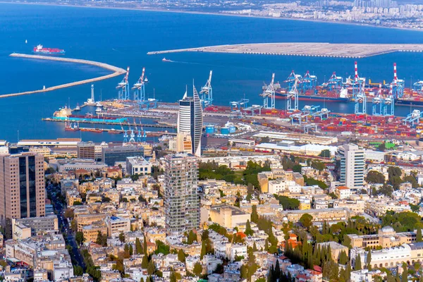 Haifa, Israel- 11 de novembro de 2019: o maior porto de Israel no Mar Mediterrâneo - Haifa . Imagens De Bancos De Imagens Sem Royalties